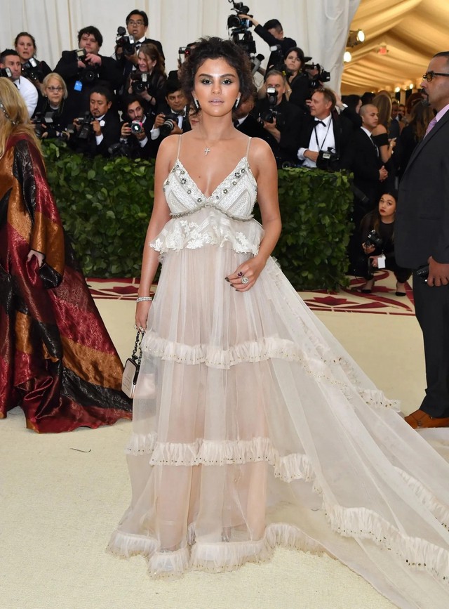 Lần gần nhất Selena tham dự Met Gala là vào năm 2018, khi đó chủ đề của sự kiện là Cơ thể địa đàng: Thời trang và tưởng tượng Công giáo. Chủ nhân bản hit Single soon đã mặc một chiếc váy voan tầng quyến rũ màu trắng ngà, tuy nhiên phần làm tóc và trang điểm đã 