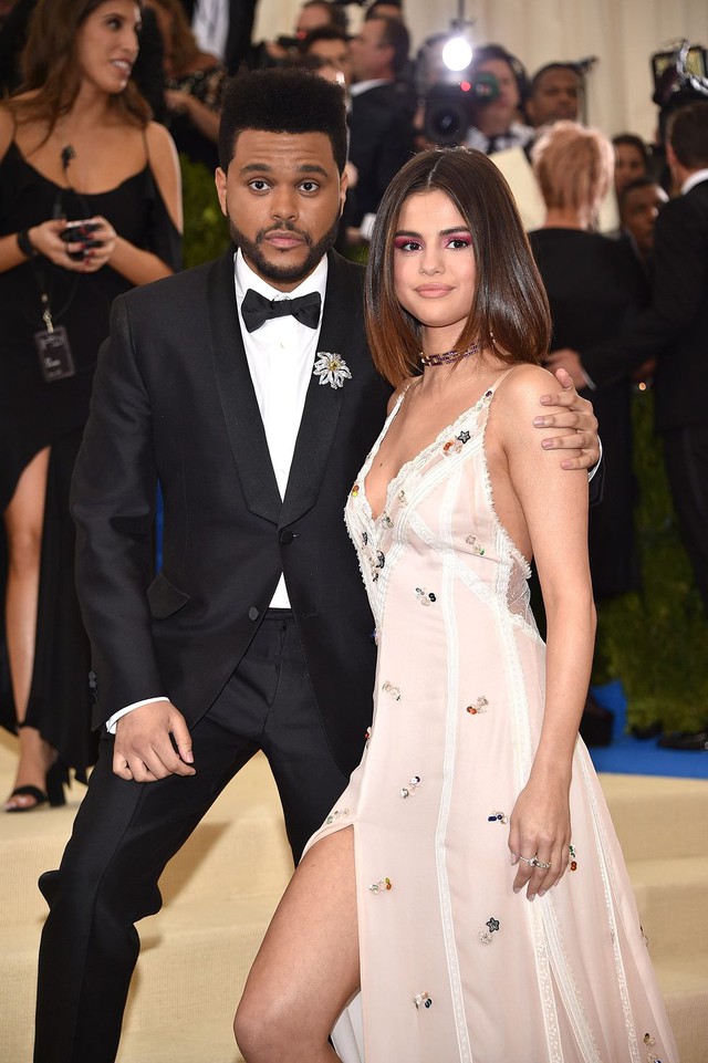 Ngoài sự việc đáng tiếc tại Met Gala năm 2018, Selena còn từng xuất hiện 4 lần khác vào các năm 2014, 2015, 2016 và 2017 cùng với người yêu cũ The Weeknd. Trong những lần này, cô đều xuất hiện xinh đẹp, lộng lẫy và được đánh giá cao
