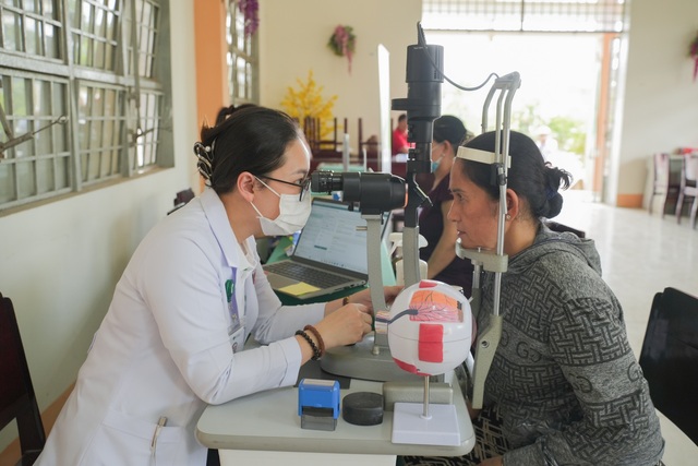 Hệ thống Bệnh viện Mắt Sài Gòn khám mắt từ thiện cho 5.000 người tại Tiền Giang- Ảnh 2.