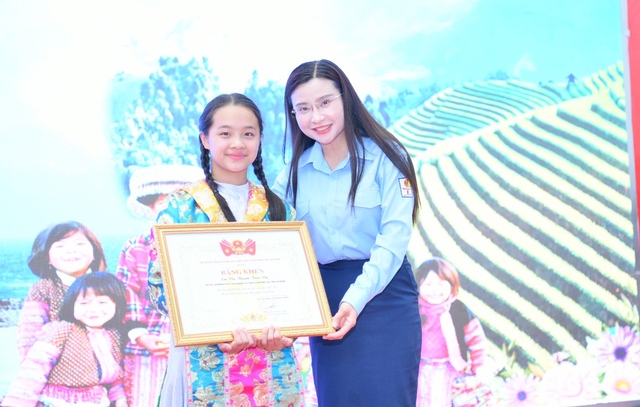 Chị Nguyễn Phạm Duy Trang và học sinh đoạt giải nhất thể loại viết