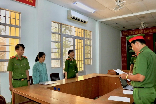 Công an tỉnh An Giang đọc lệnh khởi tố, bắt tạm giam Hoàng Thị Nga
