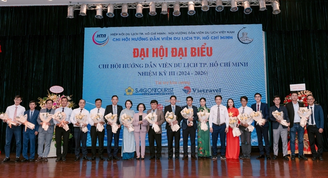 Bà Nguyễn Thị Khánh chúc mừng Ban chấp hành mới