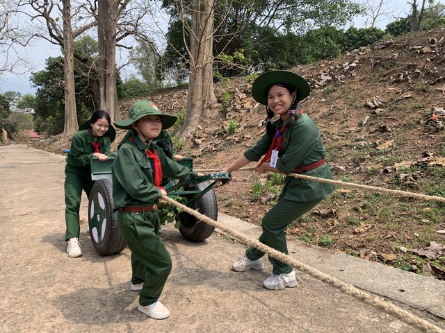 Lê Đỗ Khánh Vân (bên phải) tham gia trải nghiệm kéo pháo tại đồi A1