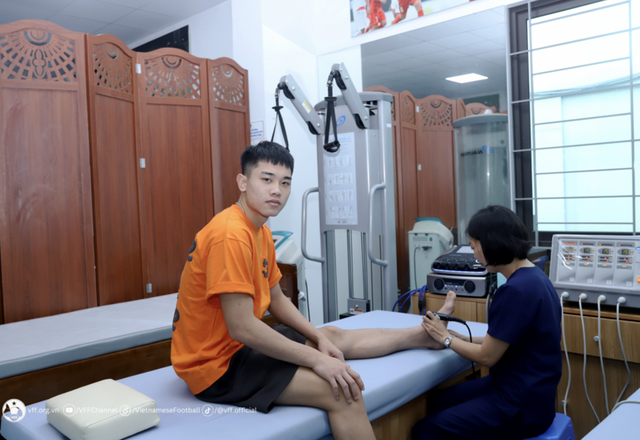 Đình Bắc đang được điều trị chấn thương tại Trung tâm đào tạo bóng đá trẻ Việt Nam