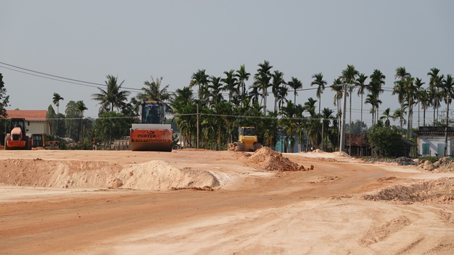 Mặt bằng trên tuyến chính thuộc xã Phổ Phong, TX.Đức Phổ (Quảng Ngãi) còn vướng, chưa giải tỏa được