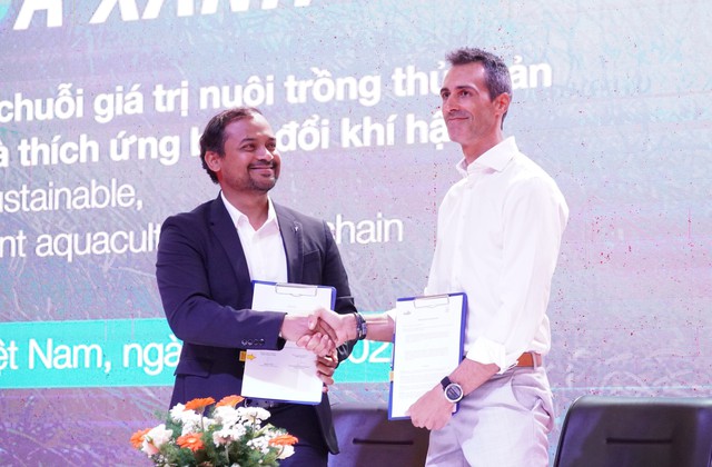 Ông Maxime Hilbert, Tổng giám đốc ngành dinh dưỡng Thủy sản Cargill Việt Nam (phải) và  Aru David, Giám đốc ASSIST Việt Nam, ký thỏa thuận triển khai dự án