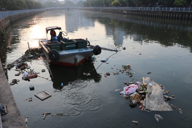 Đến chiều 8.5, đội vớt rác ở kênh Nhiêu Lộc - Thị Nghè vẫn tiếp tục vớt xác cá chết