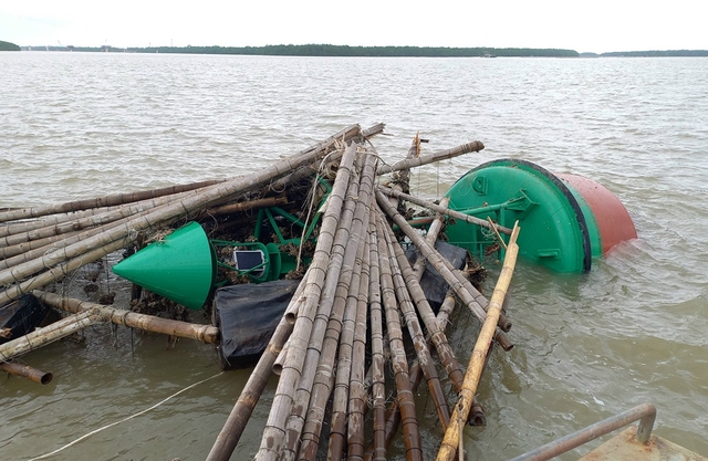 Lồng bè nuôi trồng thủy sản trái phép của người dân Quảng Ninh trên sông Bạch Đằng trôi dạt trên luồng hàng hải, làm hỏng phao tiêu, năm 2023