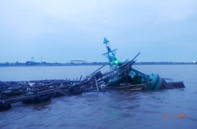 Phao tiêu số 33 đặt trên sông Bạch Đằng để hướng dẫn tàu thuyền ra vào cảng Hải Phòng bị bè nuôi hầu trái phép của người dân Quảng Ninh trôi dạt làm hỏng vào chiều tối 19.7.2023