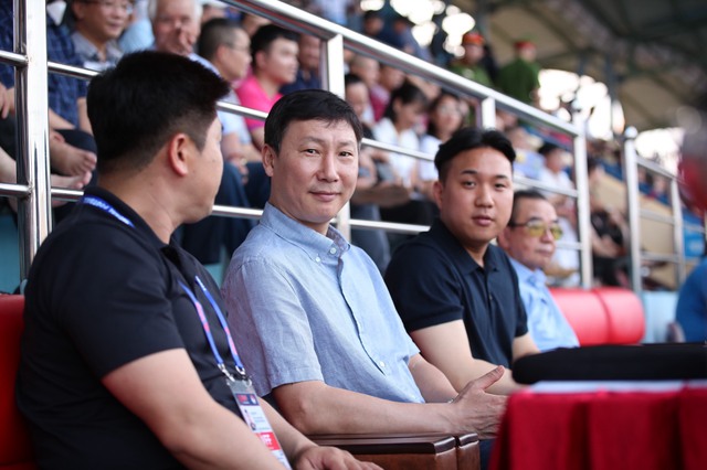 HLV Kim Sang-sik đến sân Thiên Trường theo dõi trận đấu