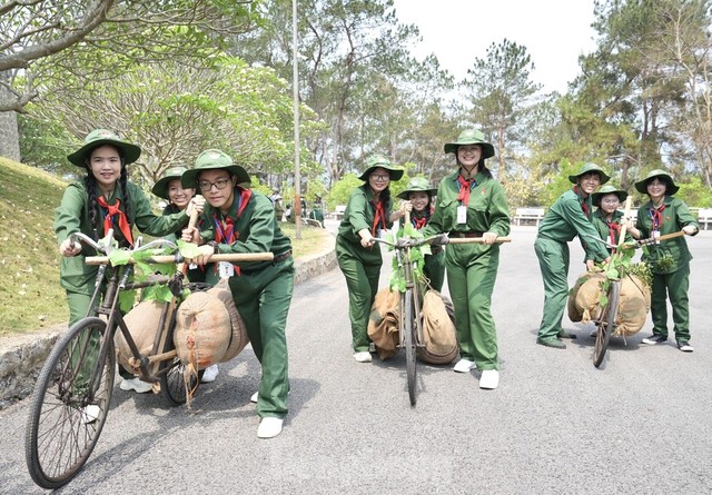 Hoạt động đẩy xe đạp thồ là một trải nghiệm vô cùng thú vị với các em thiếu nhi tại liên hoan