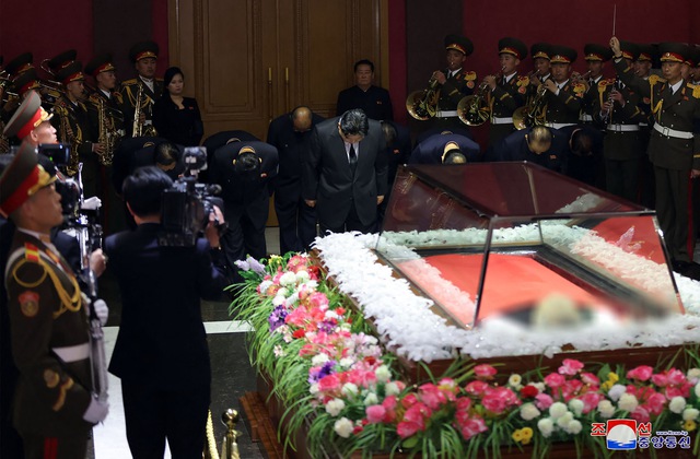Chủ tịch Kim Jong-un của CHDCND Triều Tiên dẫn đầu đoàn viếng tang