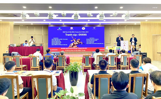Ông Nguyễn Thanh Tùng, Phó chủ tịch Liên đoàn Cờ tướng Việt Nam, Trưởng ban tổ chức giải tuyên bố khai mạc giải đấu