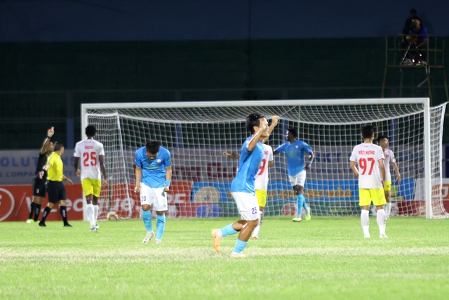 Niềm vui của các cầu thủ Khánh Hòa khi liên tiếp ghi 2 bàn thắng ở cuối hiệp 1
