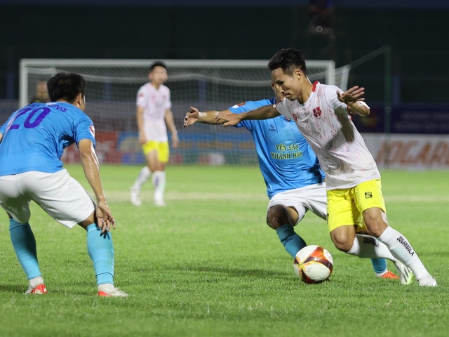 Triệu Việt Hưng (phải) cùng CLB Hải Phòng nhanh chóng có bàn thắng gỡ hòa 2-2 ở nửa đầu hiệp 2