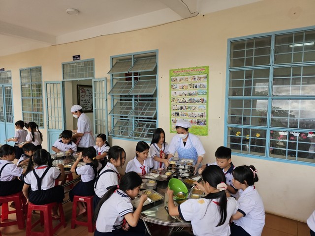 Học sinh Trường tiểu học Ngãi Giao (H.Châu Đức) trong giờ ăn trưa