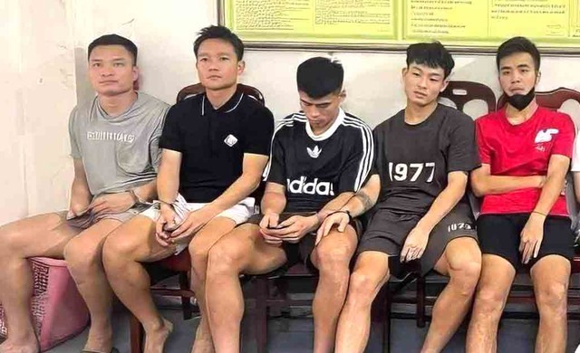Các cầu thủ bị bắt giữ (từ trái qua): Dương Quang Tuấn, Đinh Thanh Trung, Nguyễn Ngọc Thắng, Nguyễn Trung Học và Nguyễn Văn Trường