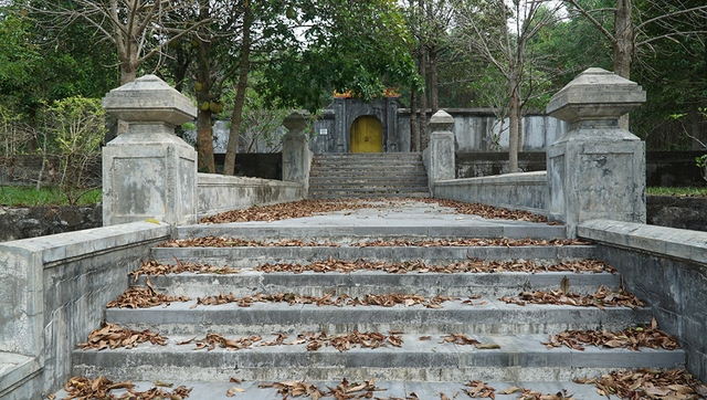 Mở đường, chỉ dẫn du khách vào lăng chúa Nguyễn- Ảnh 2.