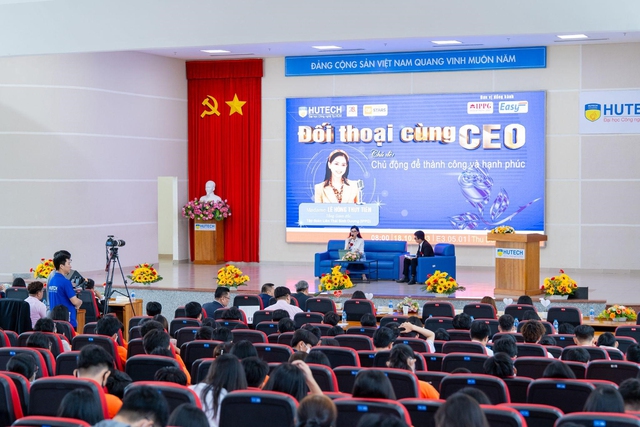 Những bạn trẻ HUTECH học cùng doanh nhân qua các hội thảo, talkshow