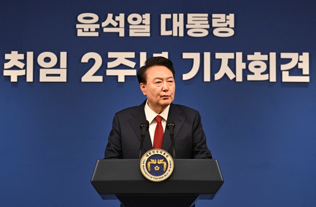 Tổng thống Hàn Quốc Yoon Suk Yeol trả lời câu hỏi của phóng viên trong cuộc họp báo đánh dấu kỷ niệm 2 năm nhiệm kỳ tổng thống của ông tại Seoul (Hàn Quốc) vào ngày 9.5.2024.