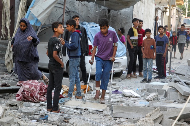 Người Palestine bên ngoài một ngôi nhà bị Israel không kích ở Rafah ngày 9.5.2024