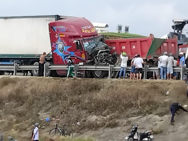 Hiện trường vụ tai nạn giao thông giữa xe ben và xe đầu kéo trên QL1A đoạn qua tỉnh Phú Yên