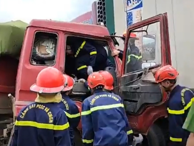 Lực lượng chức năng giải cứu tài xế bị mắc kẹt trong cabin xe ben sau vụ tai nạn