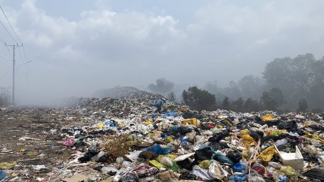 Phú Quốc: Vận hành nhà máy xử lý rác Đồng Cây Sao- Ảnh 1. Trong vòng 22 tháng, nhà máy xử lý rác Đồng Cây Sao phải xử lý dứt điểm lượng rác tồn đọng tại bãi rác
