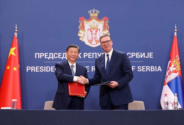Tổng thống Serbia Aleksandar Vucic bắt tay Chủ tịch nước Trung Quốc Tập Cận Bình sau cuộc hội đàm tại Belgrade (Serbia) vào chiều 8.5