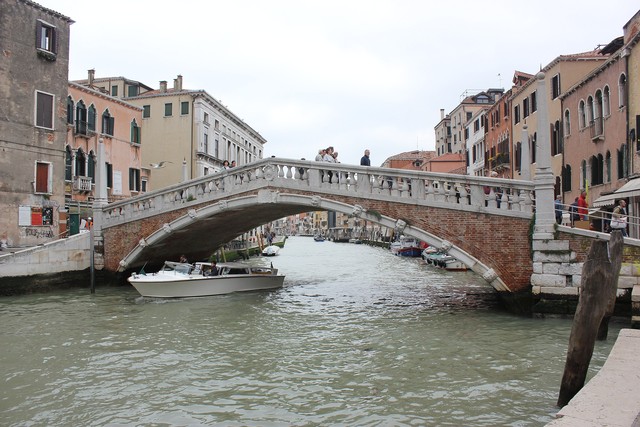 Tới Venice đừng chỉ chụp ảnh đi thuyền, 'check in' ngay với các cây cầu độc đáo- Ảnh 4.