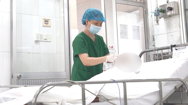 Nhân viên y tế chăm sóc cho bệnh nhân bị phỏng nặng đang được theo dõi điều trị tại khoa Phỏng - phẫu thuật - tạo hình, Bệnh viện Chợ Rẫy