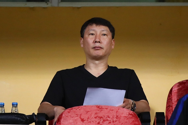 HLV Kim Sang-sik dự khán trận đội Hà Nội gặp Thể Công Viettel vào tối 9.5
