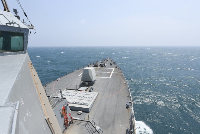 Tàu khu trục mang tên lửa dẫn đường lớp Arleigh Burke USS Halsey đi qua eo biển Đài Loan ngày 8.5