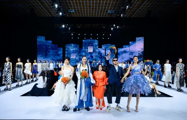 Vietnam International Fashion Week đánh dấu 10 năm bằng BST mở màn của Võ Công Khanh- Ảnh 1.