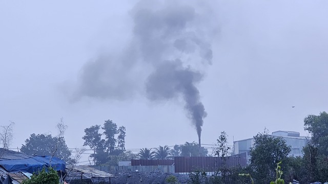 Ô nhiễm khói bụi ở P.Tân Tạo A, Q.Bình Tân: 'Hít vào trong mũi nó đen xì'- Ảnh 1.