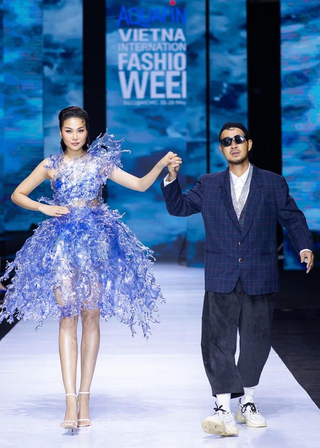 Vietnam International Fashion Week đánh dấu 10 năm bằng BST mở màn của Võ Công Khanh- Ảnh 2.