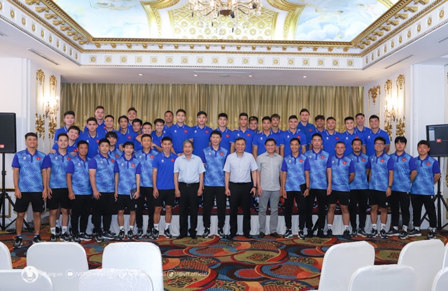 Ngày Chủ tịch VFF gặp mặt, HLV Kim Sang-sik: 'Đội tuyển Việt Nam quyết thắng mọi trận đấu'- Ảnh 1.