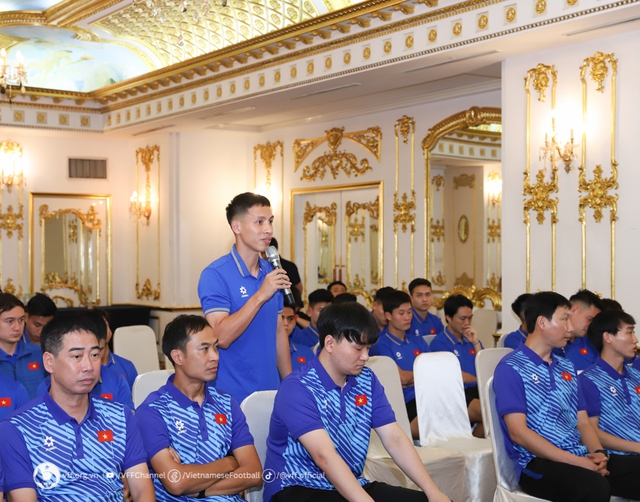 Ngày Chủ tịch VFF gặp mặt, HLV Kim Sang-sik: 'Đội tuyển Việt Nam quyết thắng mọi trận đấu'- Ảnh 3.