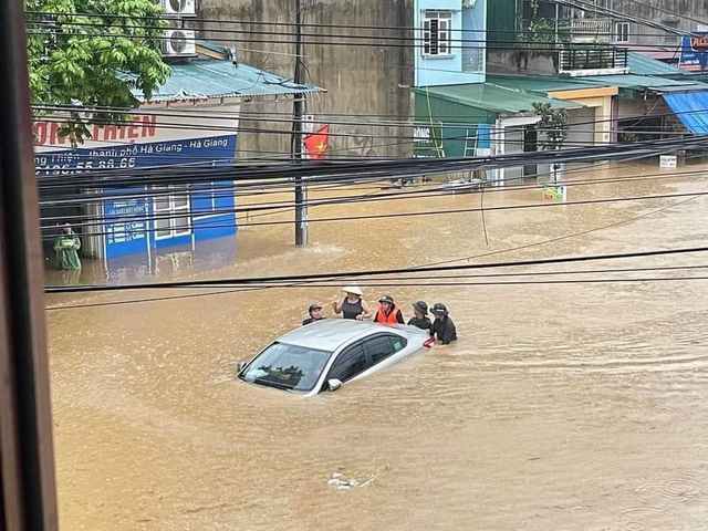 Đỉnh lũ vượt báo động 3 trên 2 sông ở Hà Giang - Ảnh 1.