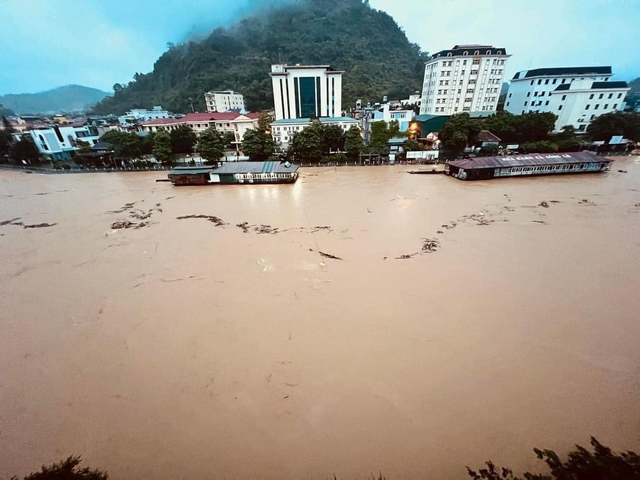 Lũ sông Lô vượt báo động 3, TP.Hà Giang 'chìm' trong biển nước- Ảnh 4.