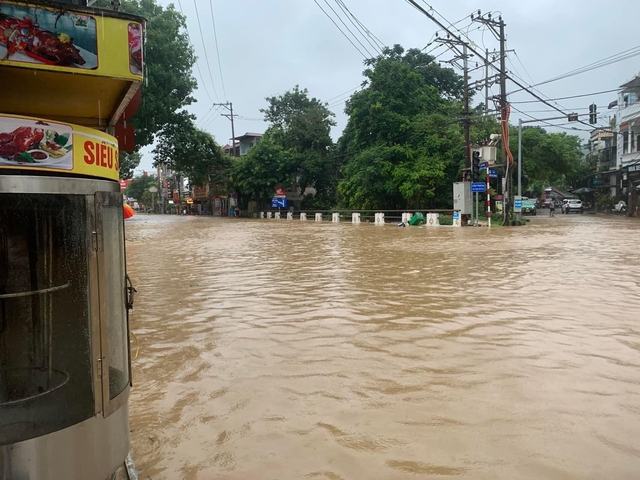 Lũ sông Lô vượt báo động 3, TP.Hà Giang 'chìm' trong biển nước- Ảnh 3.