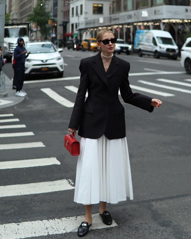 Not high heels, this is the type of shoe that matches summer midi dresses - Photo 10.