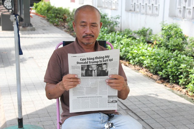 Ông Hùng giữ thói quen đọc báo mỗi ngày