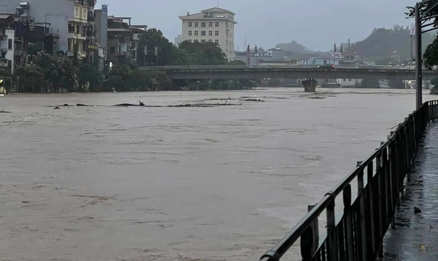 Lũ sông Lô vượt báo động 3, TP.Hà Giang 'chìm' trong biển nước- Ảnh 1.