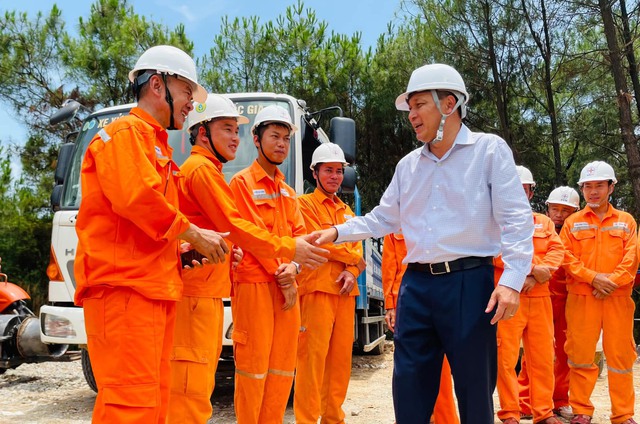 Ngày 1.6, Chủ tịch HĐTV EVN Đặng Hoàng An và lãnh đạo Tổng công ty Điện lực miền Trung đi kiểm tra và thăm hỏi, động viên Đội xung kích của Công ty Điện lực Quảng Bình tại vị trí 384 trên địa bàn H.Diễn Châu, tỉnh Nghệ An