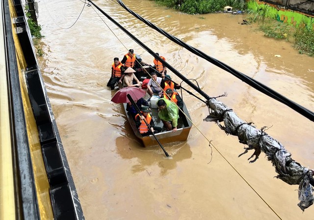 Lũ sông Lô vượt báo động 3, TP.Hà Giang 'chìm' trong biển nước- Ảnh 13.