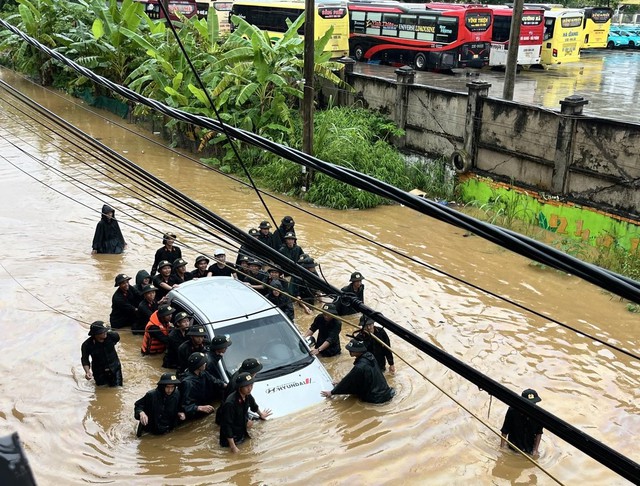 Lũ sông Lô vượt báo động 3, TP.Hà Giang 'chìm' trong biển nước- Ảnh 11.