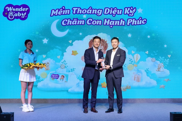 Ông Kirk Wong - đại diện Marvel Japan (trái) trao quyền thương hiệu Wonder Baby cho ông Richard Hon - Tổng giám đốc Point Grey Việt Nam (phải)