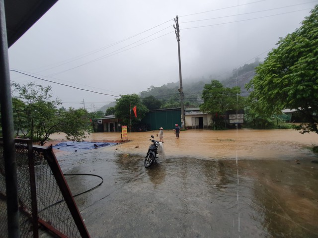 Lũ sông Lô vượt báo động 3, TP.Hà Giang 'chìm' trong biển nước- Ảnh 10.