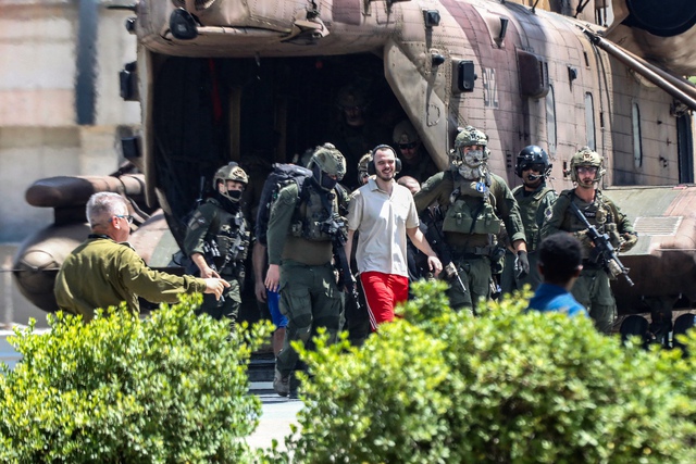 Lính Israel giả người tị nạn, đi xe cứu trợ để thâm nhập cứu 4 con tin- Ảnh 1.